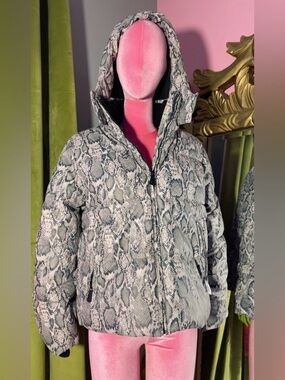 Guess Snake-Print Hooded Puffer Jacket - Gray & White